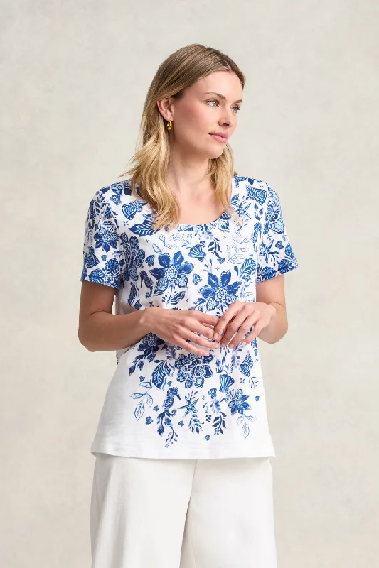 Scoop Neck Tee Laid - back Women's Style Laid - back Women's Style